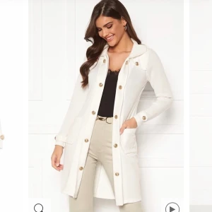 Beige vår och sommarkappa - En jättemjuk och fin beige kappa ifrån bubbelroom med guldiga detaljer i form av knappar i storlek XS. Är använd ett flertal gånger men är i väldigt bra skick💋 OBS! första bilden är kappan fast i vit, hittade inte i beige men det är samma modell