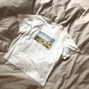 T-shirt - Fin T-shirt från and other stories, köpt för 250 kr. Nyskick! Trycket är en bild på Joshua Tree. Storlek xs men oversize så passar nog M bra också. Hör av dig vid frågor! Jag bjuder på frakten!💘💘