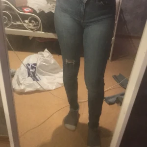 Ripped jeans  - jeans kommer inte ihåg vart ifrån antingen gina tricot eller vera moda Jätte stretchiga och bekväma 