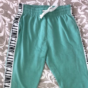Mjukis M - Gröna mjukingsbyxor med svartvitt text på sidorna, storlek M med är lite korta i modellen så passar en s/xs bättre enligt mig, högmidjade och superbekma, du står för frakten!
