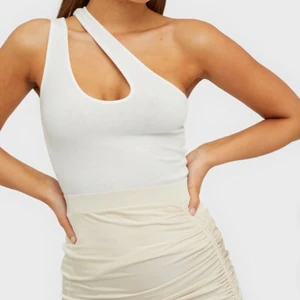 Trendig fest top - En trendig top från Nelly.com som tyvärr inte riktigt passar mig. Den är aldrig använd och bara provad två gånger, så den är helt ny. Kontakta för fler bilder och frakt. Kan även mötas i Västerås.