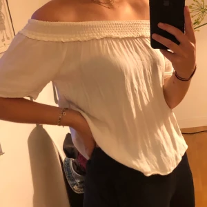 BikBok offshoulder tröja - Perfekt festtopp nu till sommaren! Runt lätt material som är sjukt skönt. Säljer pga att den inte kommer till användning längre