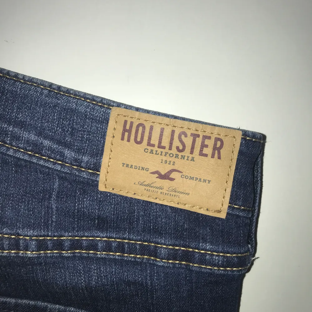 Mörkblå högmidjade jeans från Hollister.. Jeans & Byxor.