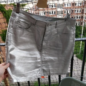 Silverkjol i jeanslikande material  - Tuffing att bära! Sitter så fint! Möts helst upp annars tillkommer frakt! 