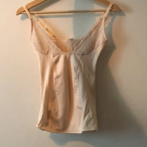 Linne - Ljusrosa Linne med jättefina spetsdetaljer. Säljs pga inte min stil. Det står M men skulle säga att det passar som en S också! Möts upp i sthlm!❤️