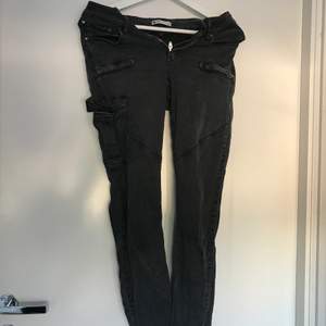 Ett par mörk grå cargo byxor från Gina tricot med en ficka på höger ben. Säljer för de inte kommer till användning. Köpare står för frakten.