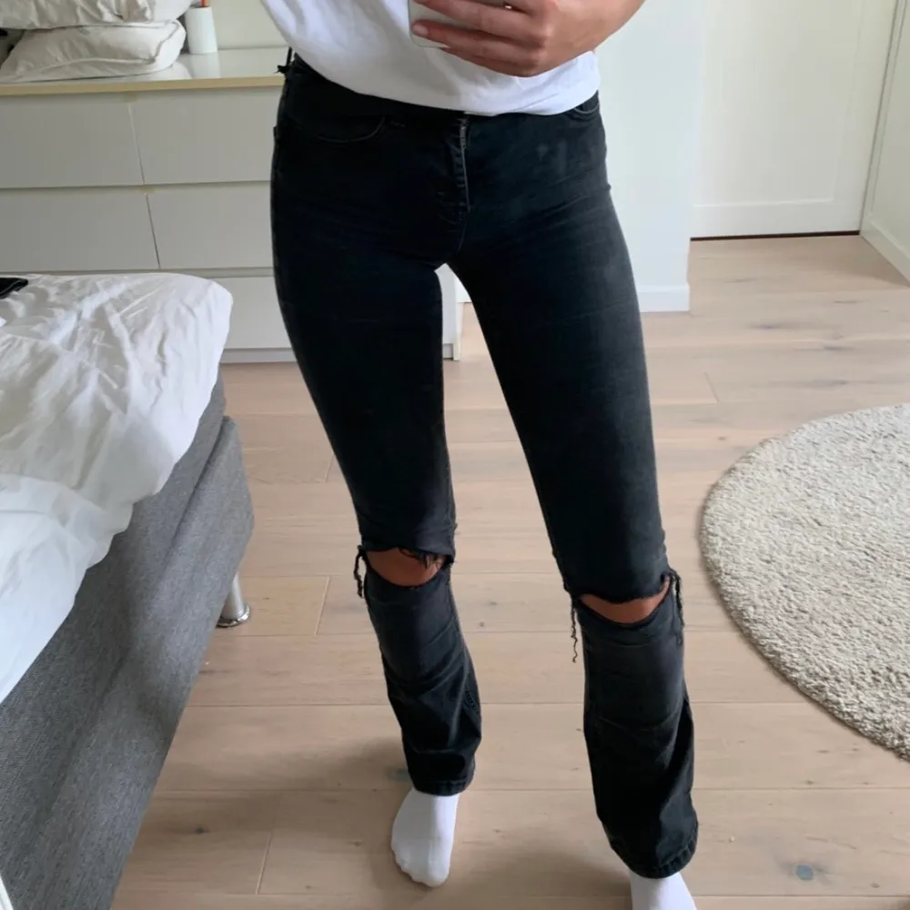Ett par raka/ bootcut från zara, mer raka än bootcut. Bild lånad av en tjej här på Plick men de är exakt likadana. Jeans & Byxor.