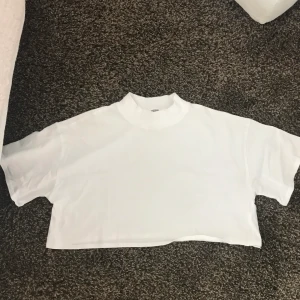 Asos Vit Oversize Croptop - En vit oversize croptop med hög krage. Knappt använd och i bra skick! Frakt betalas av köparen.