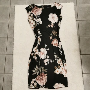 Klänning  - Super fin klänning i storlek m. Svalt och skönt material 