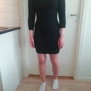 Svart klänning  - Svart, figurnära klänning säljs då den blivit för liten för mig. Den är i strl 38 men skulle säga att den är mer som strl 36. Fint skick då jag bara använt den några gånger! 