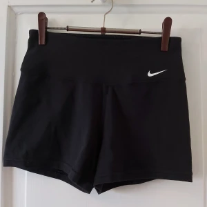Nike shorts - Korta sköna shorts från Nike. Ganska använda men fortfarande i väldigt bra skick, märks knappt. Är i ett lite mer t-shirt aktigt material än nike pro shorts. Har tyvärr växt ur dem men de har mycket kvar att ge så säljer dem. Passar XXS/XS.