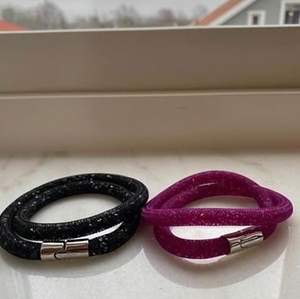 Säljer två stycken äkta swarovski crystal double wrap bracelet i helt nytt skick!  Ett är i en stark rosa och det andra är i svart, båda har ett fint glitter och ett spänne i en silverfärg                       220kr/st