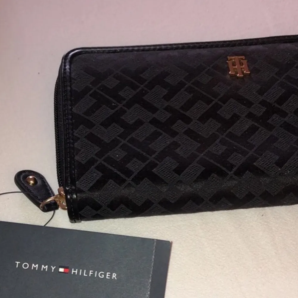 Oanvänd plånbok från Tommy Hilfiger. Fick den i present men hade redan liknande och säljer därför denna superfina plånbok! Prislappen sitter kvar och nypris är 900kr men denna är köpt på en outlet för $58 och säljer därför denna för 200kr! Frakt ca 50kr. Accessoarer.