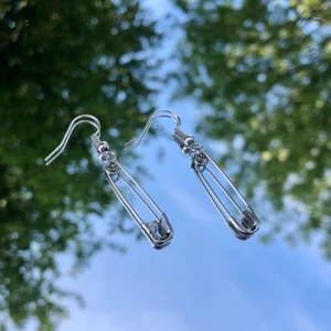 Örhängen med säkerhetsnål  - Handgjorda örhängen med säkerhetsnålar! Nickelfria! Gör efter beställning, går även att få olika stora säkerhetsnålar. Köparen står för frakt på 10 kr 🥰🌻 