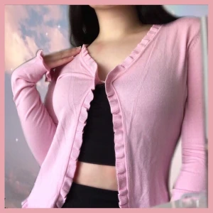 Babyrosa kofta - Babyrosa kofta från Saint Tropez. Gulliga volangdetaljer. Passar s-m🧚🏻‍♀️ !! Budgiving i kommentarerna, avslutas torsdag 9/7 20:00!!