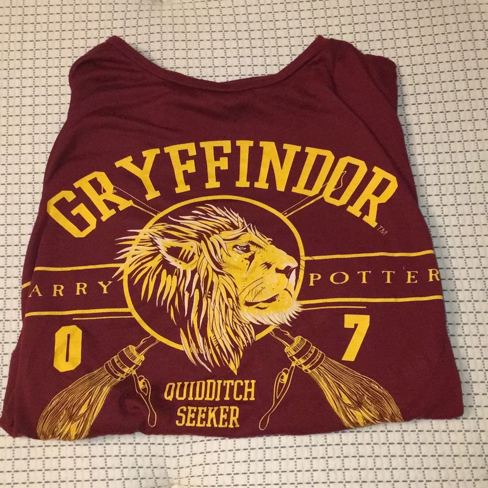 en vinröd Harry Potter t-shirt med Griffindor tryck köp på primark i London i storlek S ✨🦁. T-shirts.