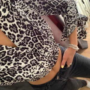 Tröja i silke - Tröja/blus i silke från bikbok i bra skick. Storlek xs och kunden står för frakt men kan mötas upp i umeå. Knappar som man väljer om man vill ha knäppta eller inte. 