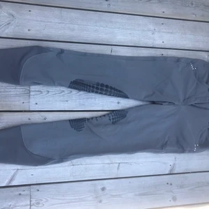 CRW ridbyxor  - Ridbyxor från CRW i storlek 36. Lite av gripet på knäna är slitet annars är dom superfina. Nypris 999. Mitt pris 200kr. 