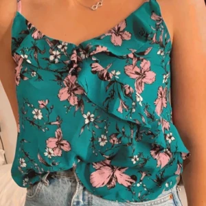 Linne från ginatricot - Ett fint blommigt linne från ginatricot! Säljer pga kommer inte till användning