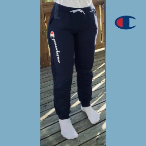 Champion sweatpants - Härliga sweatpants från Champion. Säljes då de inte längre kommer till användning. Stl XL i barn (13-14 yrs, 162-167 cm), men passar en XS. Skicka meddelande vid frågor. 💌 Betalning sker via swish. Gratis frakt!🥰
