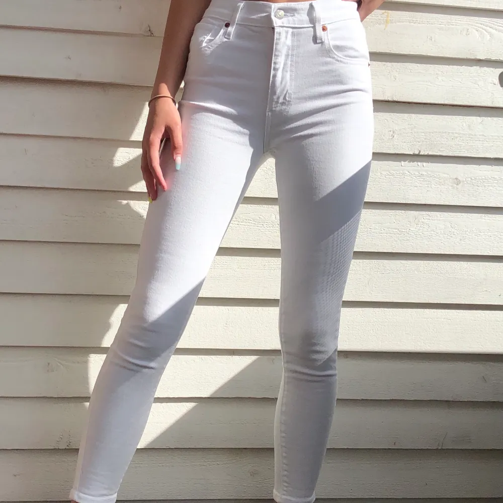 Vita jeans från Levi’s. Använda 1 gång, fint skick. Ordpris: 1200. Farkut & Housut.