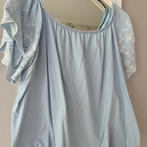 Offshoulder topp från HM - Ljusblå offshoulder topp från HM som är använd väldigt få gånger och i fint skick 💙🤍 frakt tillkommer och vid flera köpare blir det budgivning som avslutas 24 timmar efter första budet