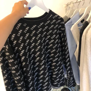 Sweatshirt från Zara - Säljer denna populära tröjan från Zara i storlek S pågrund av att den tyvärr inte kommer till användning längre. Köpte den för 400kr och säljer den för 150kr + frakt! Bara att höra av sig om du undrar något🌺