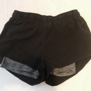 Löparshorts - Löparshorts med innerbyxa från H&M. Storlek 34.