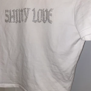Söt topp - En snygg croptop ish, använt den en del men ser jättebra ut några av silverstenarna saknas. Köparen står för frakt❤️