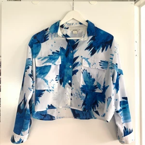 Mönstrig croppad skjorta - Super fin croppad skjorta från Monki med tunnt tyg. Min favoritskjorta för ett par år sen🥺 