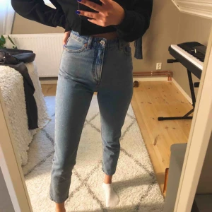  - Fina jeans från Monki i storlek 26. Säljes pga att de är lite för korta i längden för mig som är 172 cm lång. Bud + Frakt💗