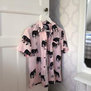 Rosa skjorta med svarta bulldoggs, köpt i Tokyo. Märket heter Scott NYC. Storlek M men passar lite mindre. Skriv för att förhandla pris!