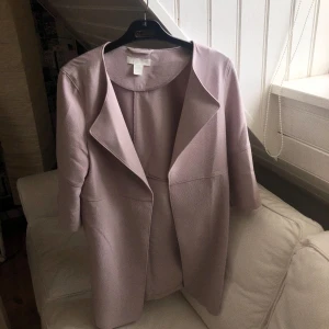 Tunn beige sommarjacka  - Tunn grå/beige sommarjacka med ’trekvarts ärmar’. Fin att ha över en långärmad tröja! Strl 36 men passar troligen alla från S-L! Använd 1 gång. Frakt tillkommer🧚‍♀️