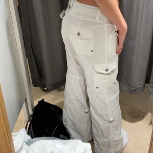 Vita byxor med massa detaljer  -  Storlek: 36 Pris: 150kr Frakt: 66kr Hör av dig om du är intresserad, Om fler är intresserade blir det budgivning kram!💖💖 