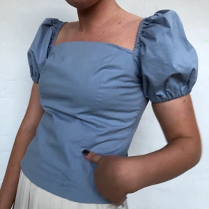 NA-KD topp - Ljusblå topp från NA-KD. Toppen har används 2 gånger så den är i toppskick! Skriv för fler bilder eller om frågor:) frakt står köparen för 