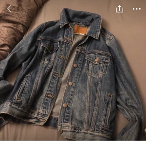 Levis jeansjacka - L men passar även en S/M om man har tjockare tröja under , själv är jag en S/M