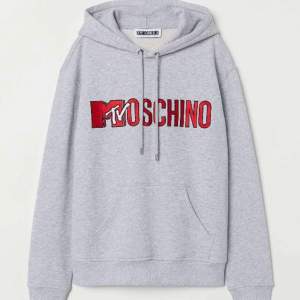 Säljer min jättefina moschino hoodie. Budaaa!!