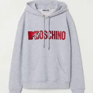 Säljer min jättefina moschino hoodie. Budaaa!!