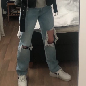 Jeans Mango - INTRESSEKOLL på mina favorit jeans! Jag är 171 å har stl 36, jag säljer dom endast vid bra bud! Byxorna kommer inte till användning längre som jag hade önskat, buda gärna!