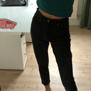 Jeans från Hm - Säljer dessa jeans från Hm! Jättefint skick. Frakt tillkommer📦