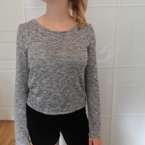 Grå långärmad - Grå tröja med fina detaljer i ryggen. Storlek M. I fint skick. 