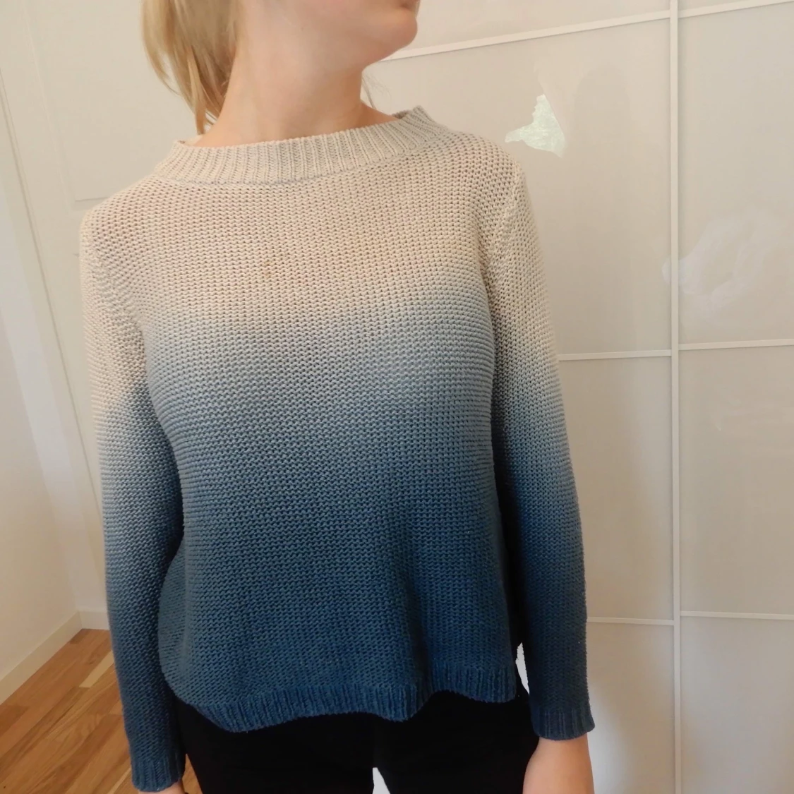 Stickad tröja i blå nyanser