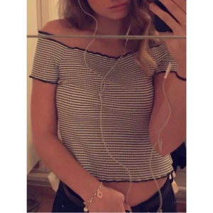 Randig Topp - En gullig, randig, offshoulder topp från Zara i storlek S. Den är mycket stretchig så den passar både mindre och större storlekar🤩