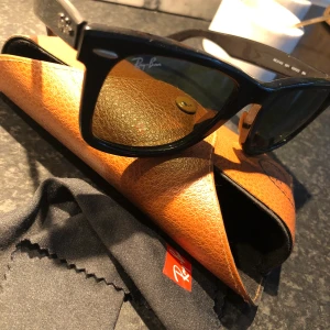 Rayben modell Wayfarer - Har haft dessa i några år och aldrig använt dom så mycket tyvärr. Så bättre dom kommer till någon annan där dom används. Inga repor eller skador. Vid snabb affär bättre pris