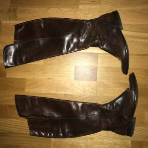 Älta läderstövlar i strlk 39 - Bruna läderstövlar från bianco. Kostade 3000 kr. Dem sitter ganska tajt men är bekväma. 