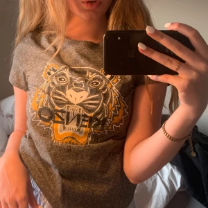Kenzo t-shirt i strl XS - Använd ca 1-2 ggr, skulle säga att det är i nyskick. Jag köpte den i KENZO butiken i Paris för 899kr, jag säljer min med bud från 200kr