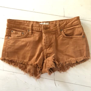 Beige shorts - Shorts oanvända från gina passar strl S 