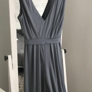 Jumpsuit  - Helt ny jumpsuit pris lappen kvar st xs blur din för 200kr
