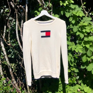 Tommy Hilfiger sweatshirt  - Vit äkta Tommy Hilfiger tröja i st. XS, använd fåtal gånger🤍 Säljer den för 130🤍 Frakt tillkommer. 
