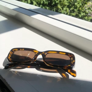 solglasögon  - ett par jättefina solglasögon från weekday! köpta för typ en månad sen och är knappt använda🥰